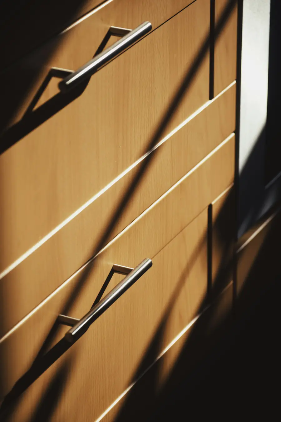 Detail úchytů a hran dvířek